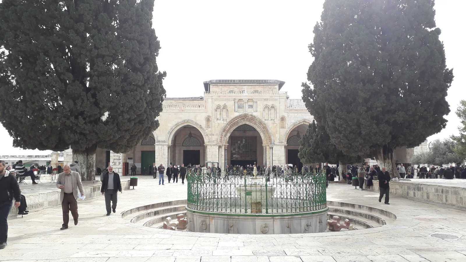 Mosquée Al-Aqsa — Vue de la fontaine Al-Kas et de la façade de la mosquée Al-Aqsa