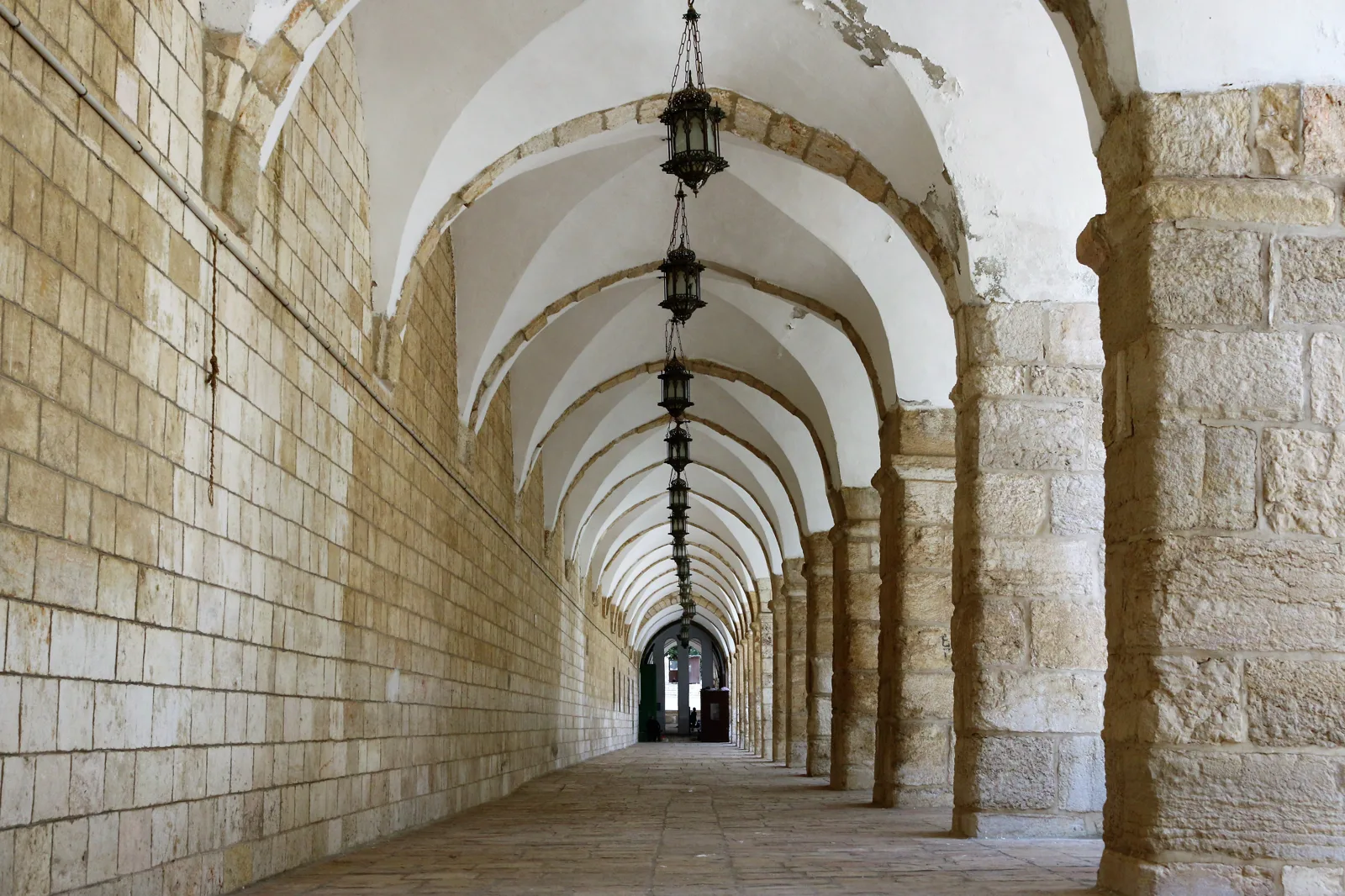 Mosquée Al-Aqsa — Colonnes du portique ouest dans la cour de la mosquée Al-Aqsa