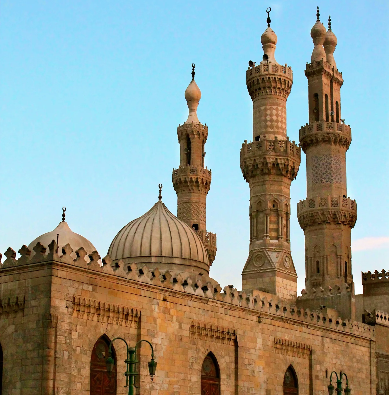 Mosquée Al-Azhar — A side view of the front gate of Al Azhar mosque. (cropped)