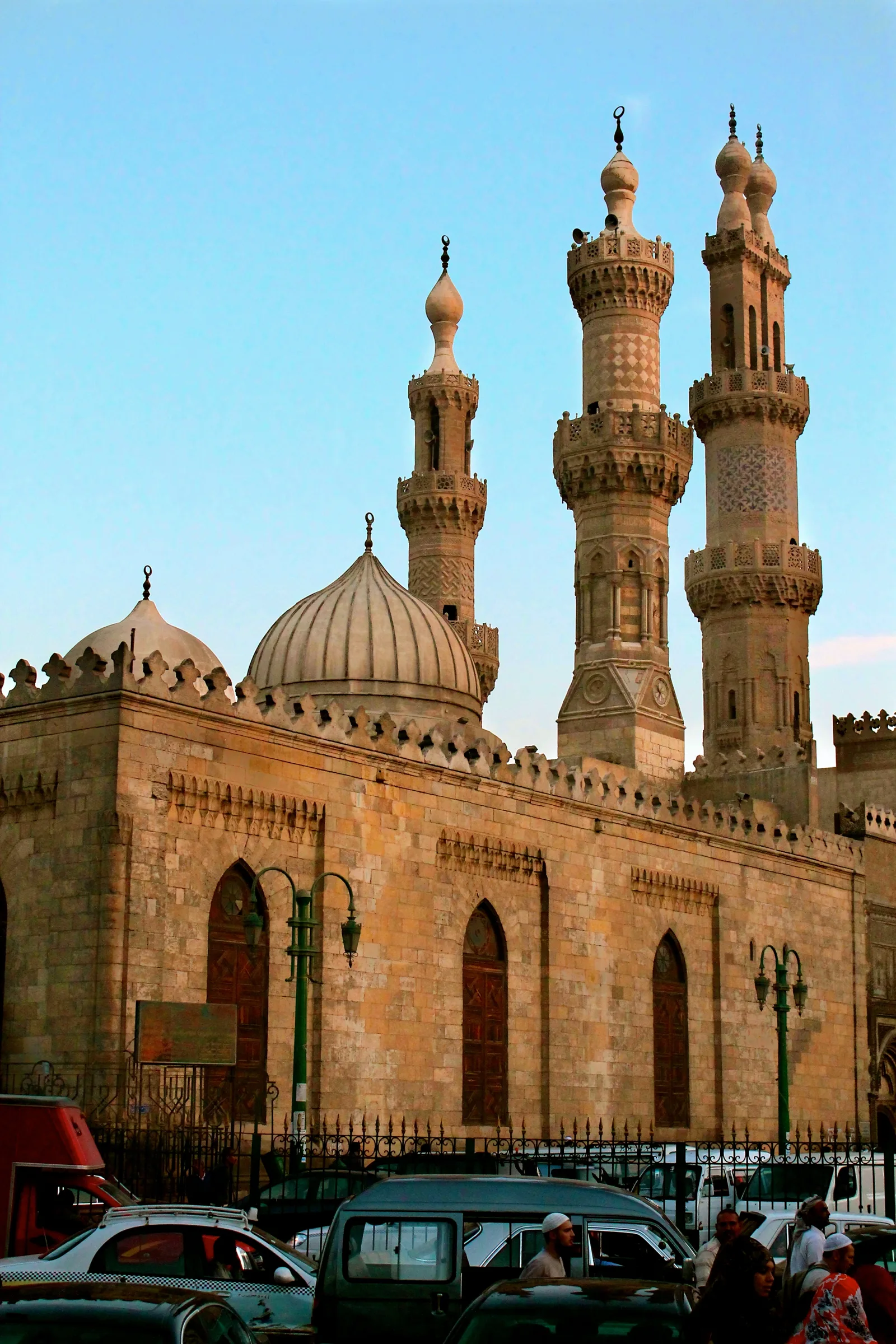 Mosquée Al-Azhar — A side view of the front gate of Al Azhar mosque.