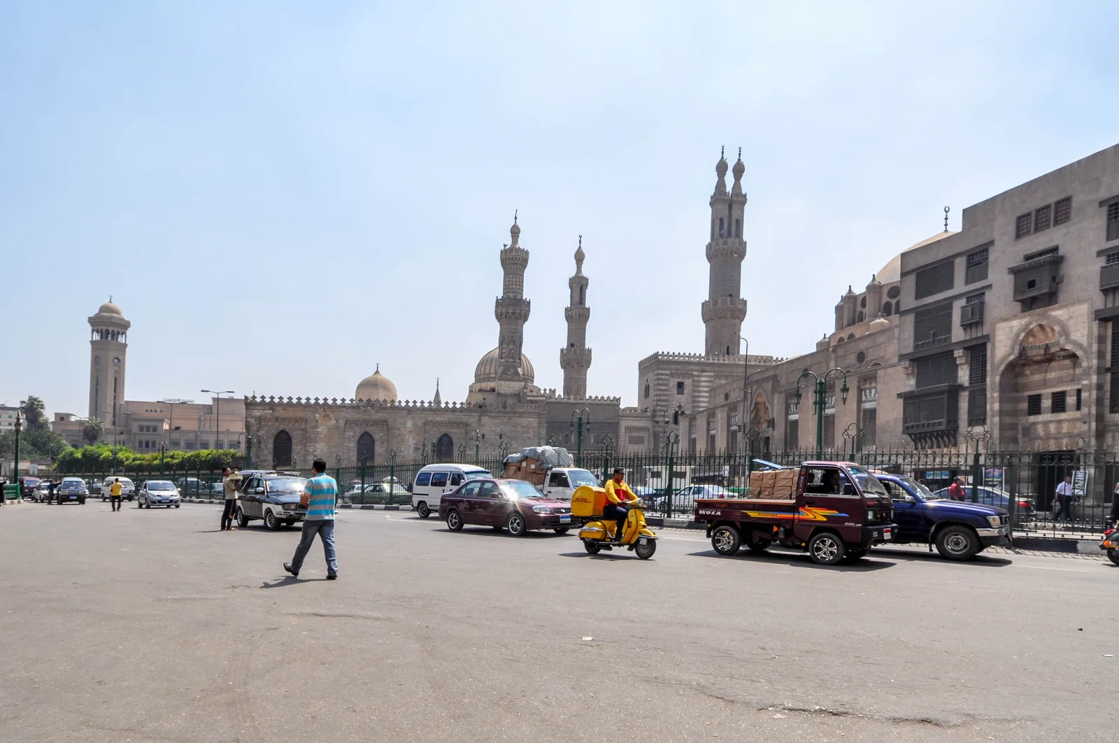 Mosquée Al-Azhar — Al Azhar Al Sharif Mosque and university - al-Ghuri double-finail minaret on the right (14795273695)