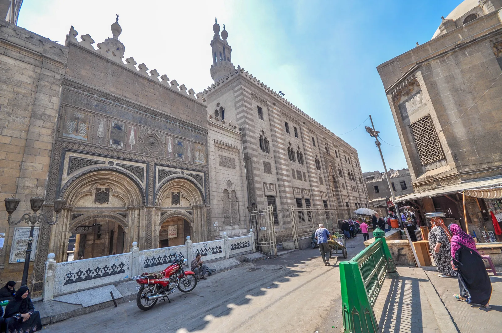 Mosquée Al-Azhar — Al Azhar Al Sharif mosque and university, Minaret of Qunsah al Ghuri on the right (14608637098)