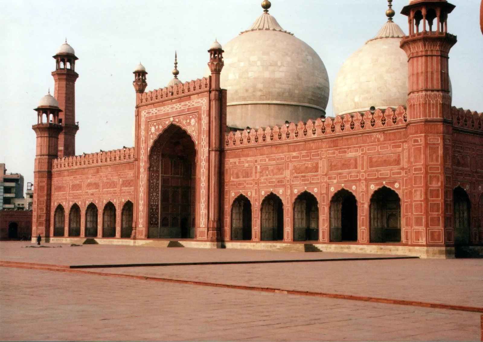 Mosquée Badshahi — Main chamber of Badshahi Mosque 2006