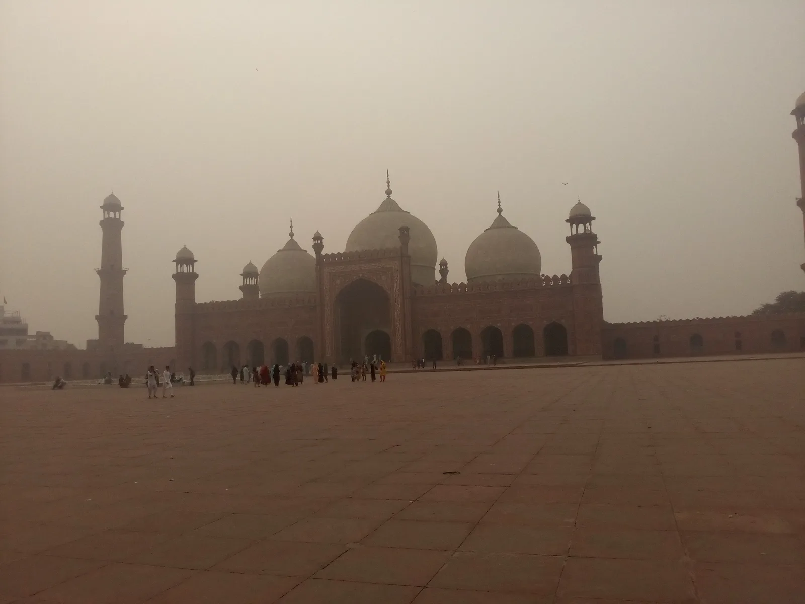 Mosquée Badshahi — Badshahi Mosque courtyard - 01