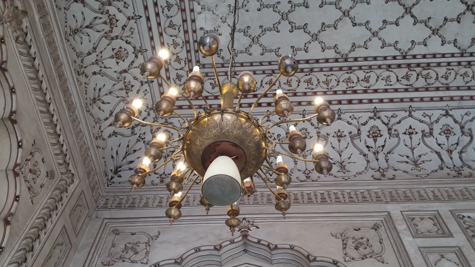Mosquée Badshahi — Chandelier in badshahi mosque