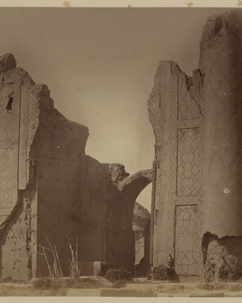 Mosquée Bibi-Khanym — L'entrée principale vue de l'extérieur, photographie du Turkestan Album (1865-1872)