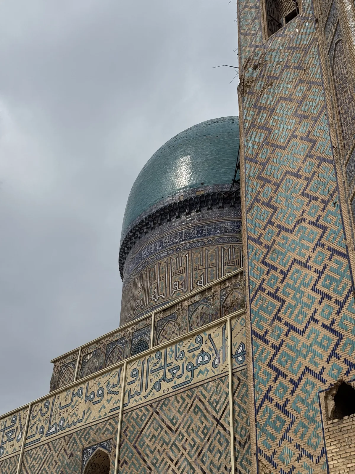 Mosquée Bibi-Khanym — La coupole bleue sur le ciel de Samarcande