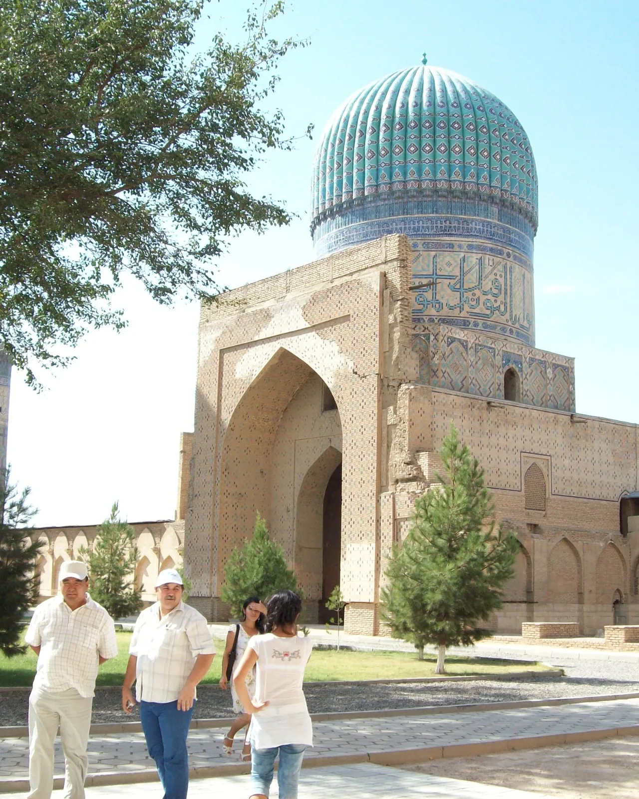 Mosquée Bibi-Khanym — Portail et coupole côtelée