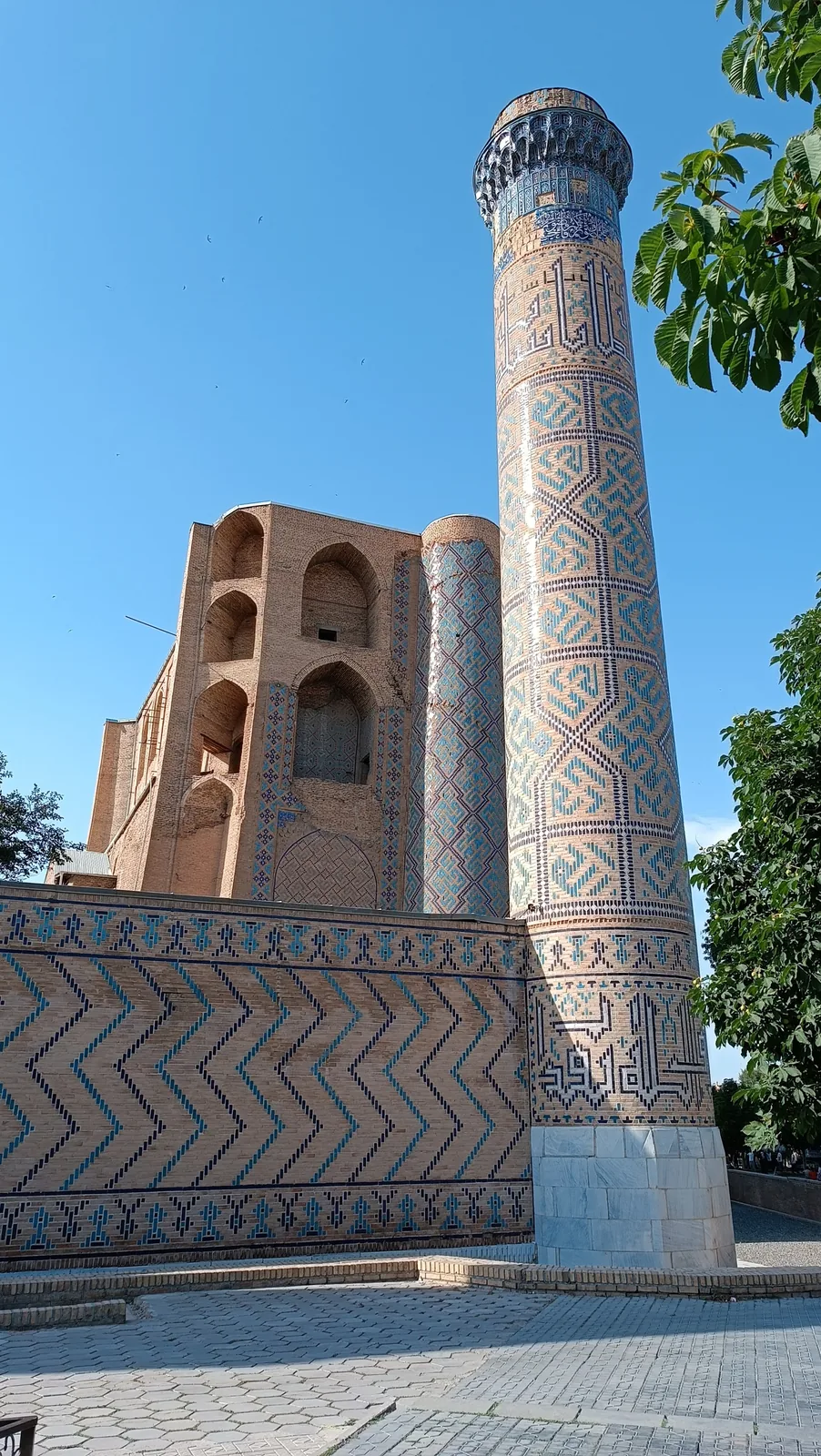 Mosquée Bibi-Khanym — Minaret partant directement du sol