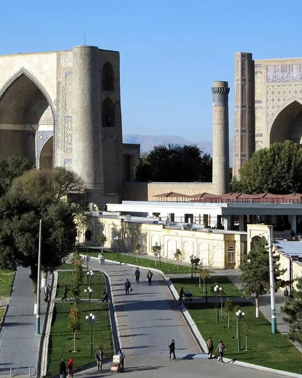 Mosquée Bibi-Khanym — L'échelle du monument vue depuis l'esplanade