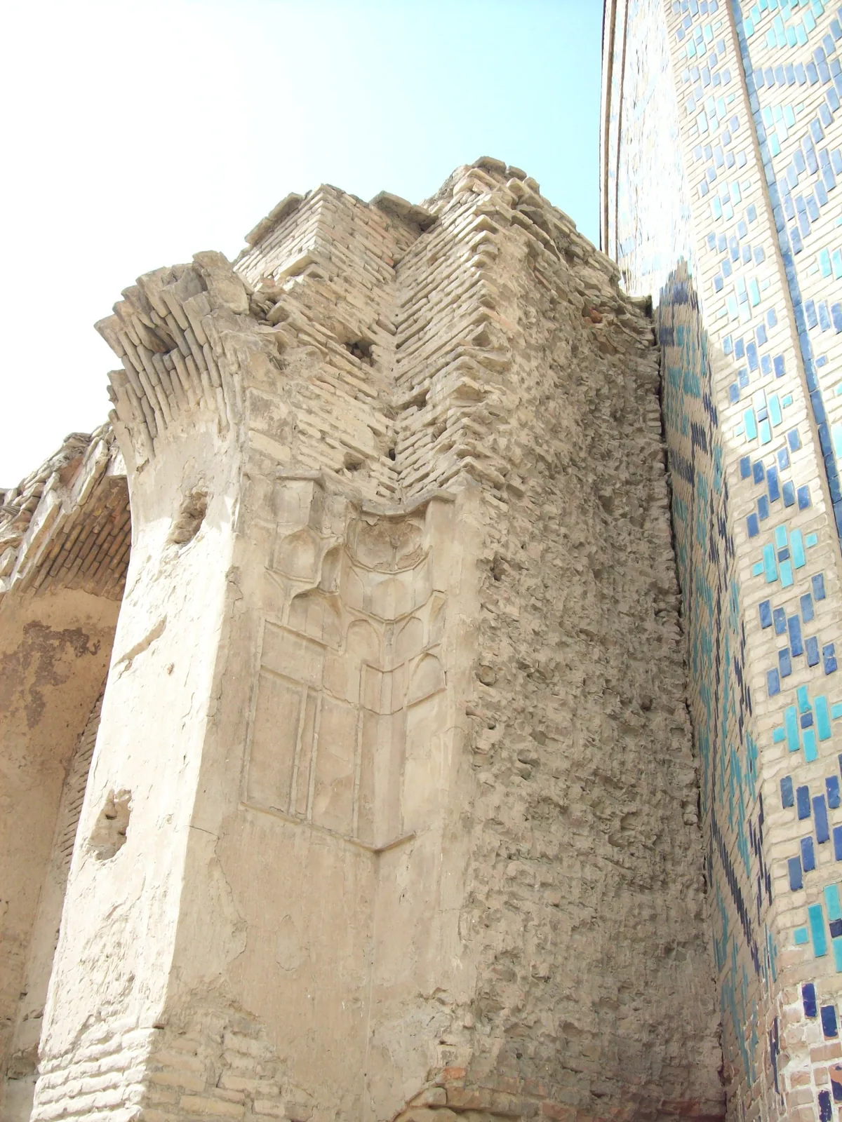Mosquée Bibi-Khanym — Brique nue et céramique brisée sur une façade non restituée