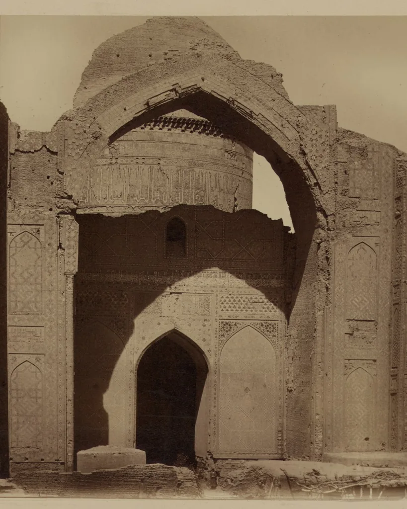 Mosquée Bibi-Khanym — La façade principale en ruine, photographie du Turkestan Album (1865-1872)