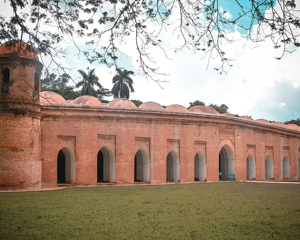Cette mosquée s'appelle « soixante dômes », elle en a soixante-dix-sept