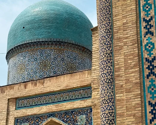 Une coupole turquoise couverte de carreaux