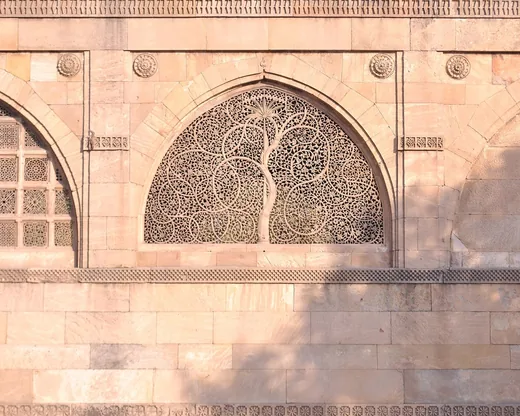 La fenêtre de pierre ajourée de la mosquée Sidi Saiyyed, à Ahmedabad