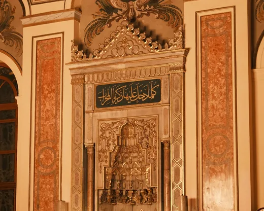 La prière devant le mihrab d'une mosquée