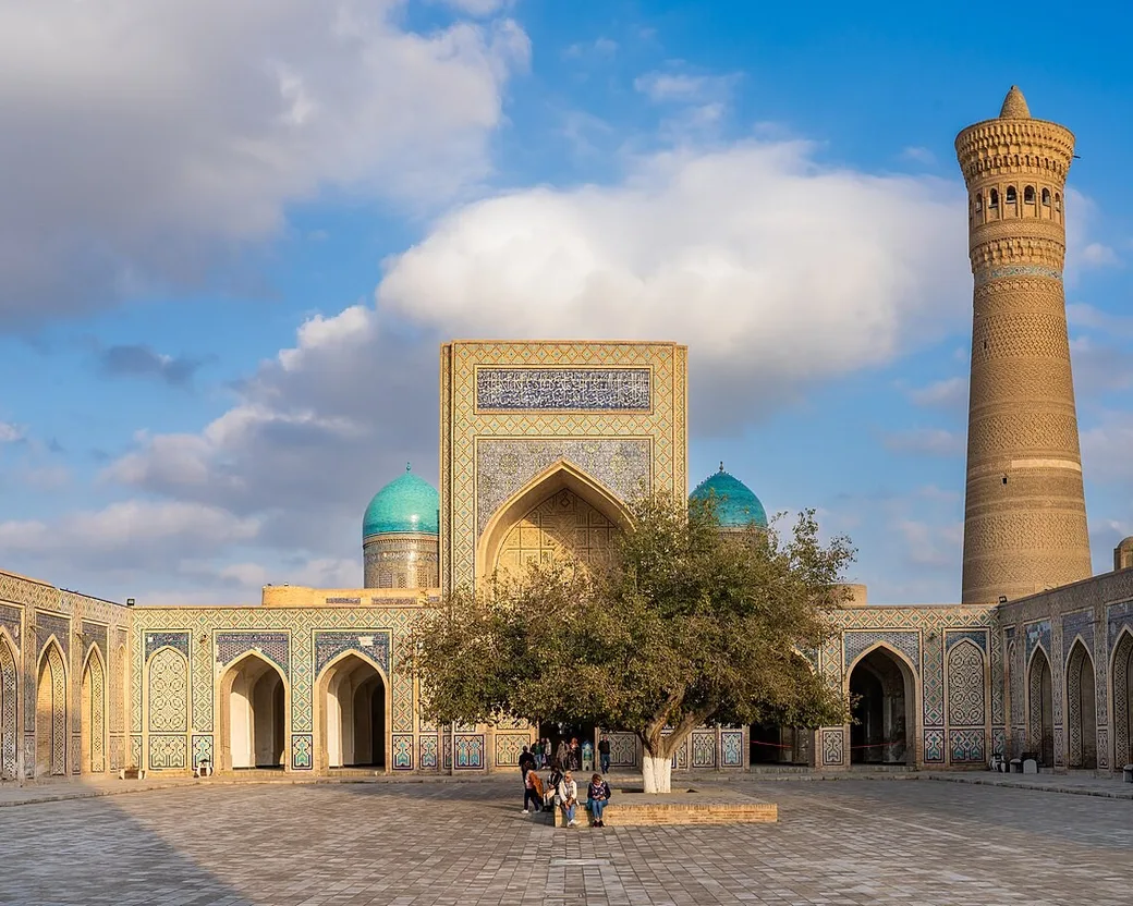 Ce minaret est plus vieux de quatre siècles que sa propre mosquée