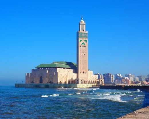 La mosquée Hassan II de Casablanca et son toit vert, vue depuis la mer