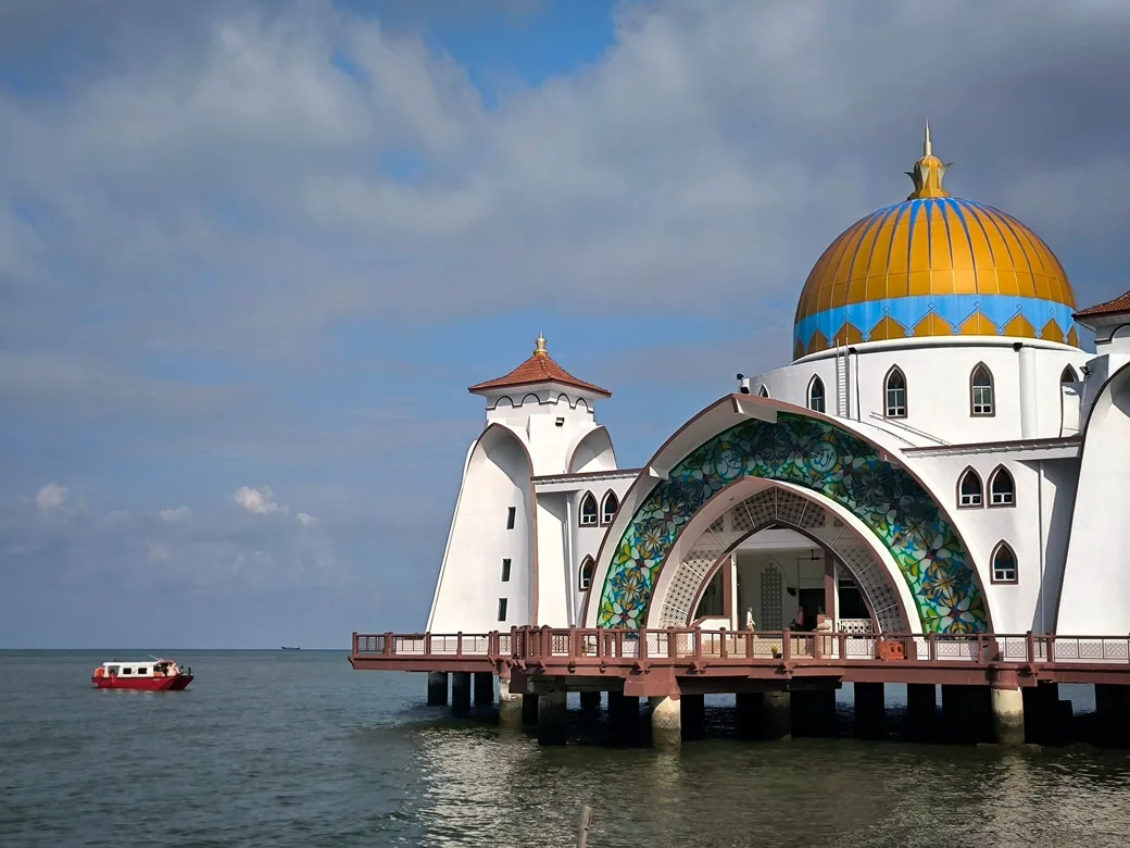 Les mosquées flottantes ne flottent pas : elles tiennent sur des pieux