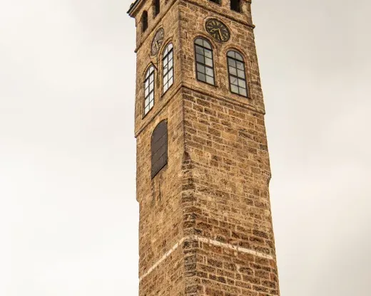 L'horloge de Sarajevo qui marque midi au coucher du soleil