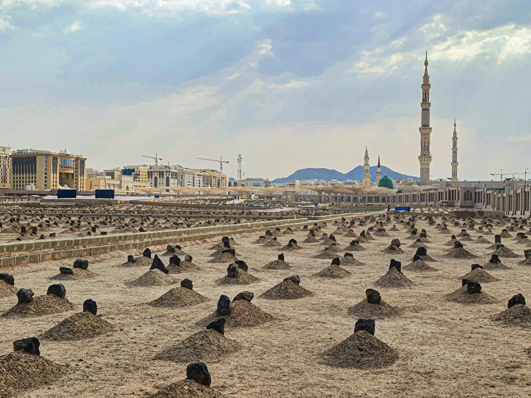 L'esplanade et les minarets de la mosquée, au loin
