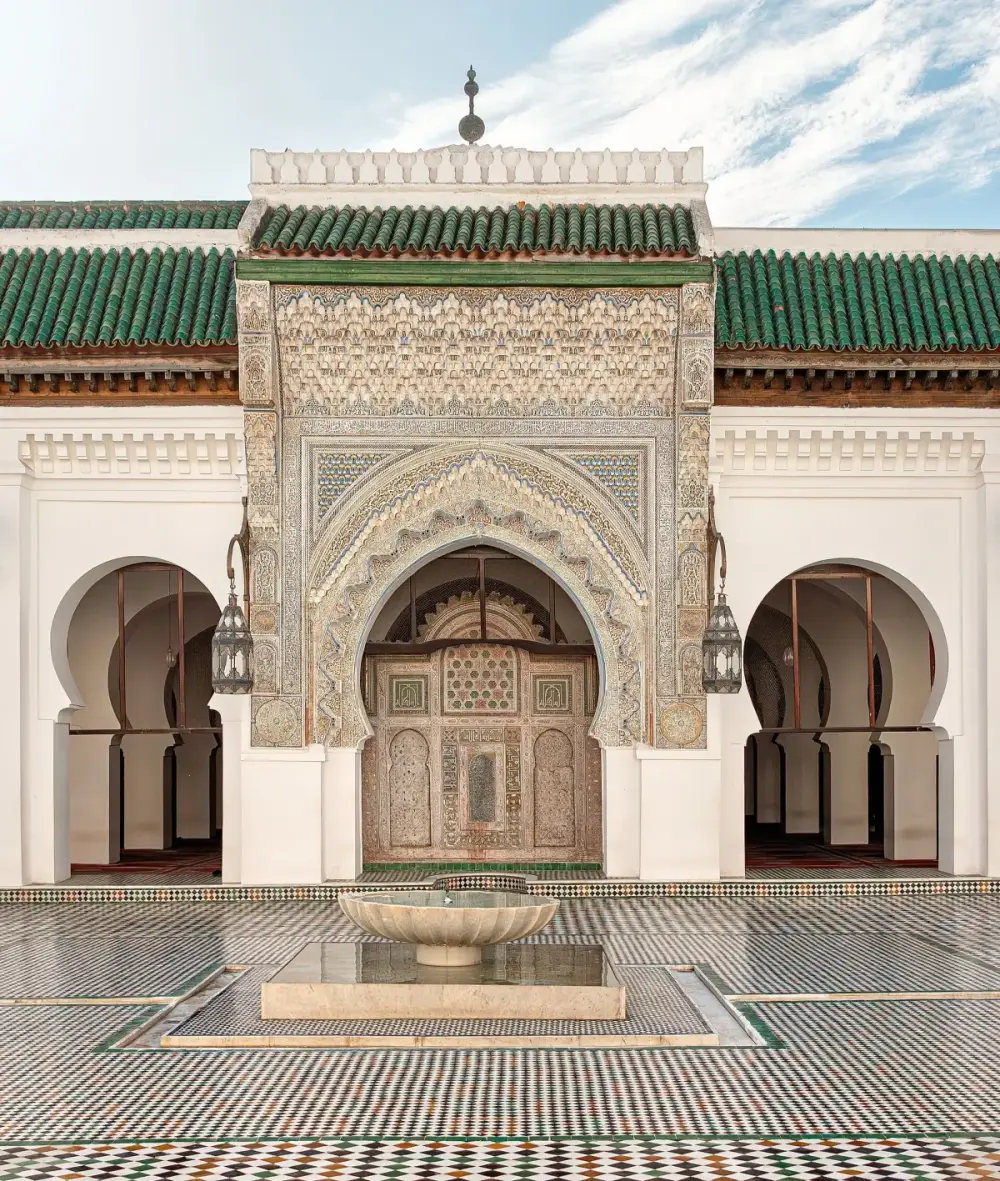 La cour d'al-Qarawiyyin et sa fontaine, à Fès
