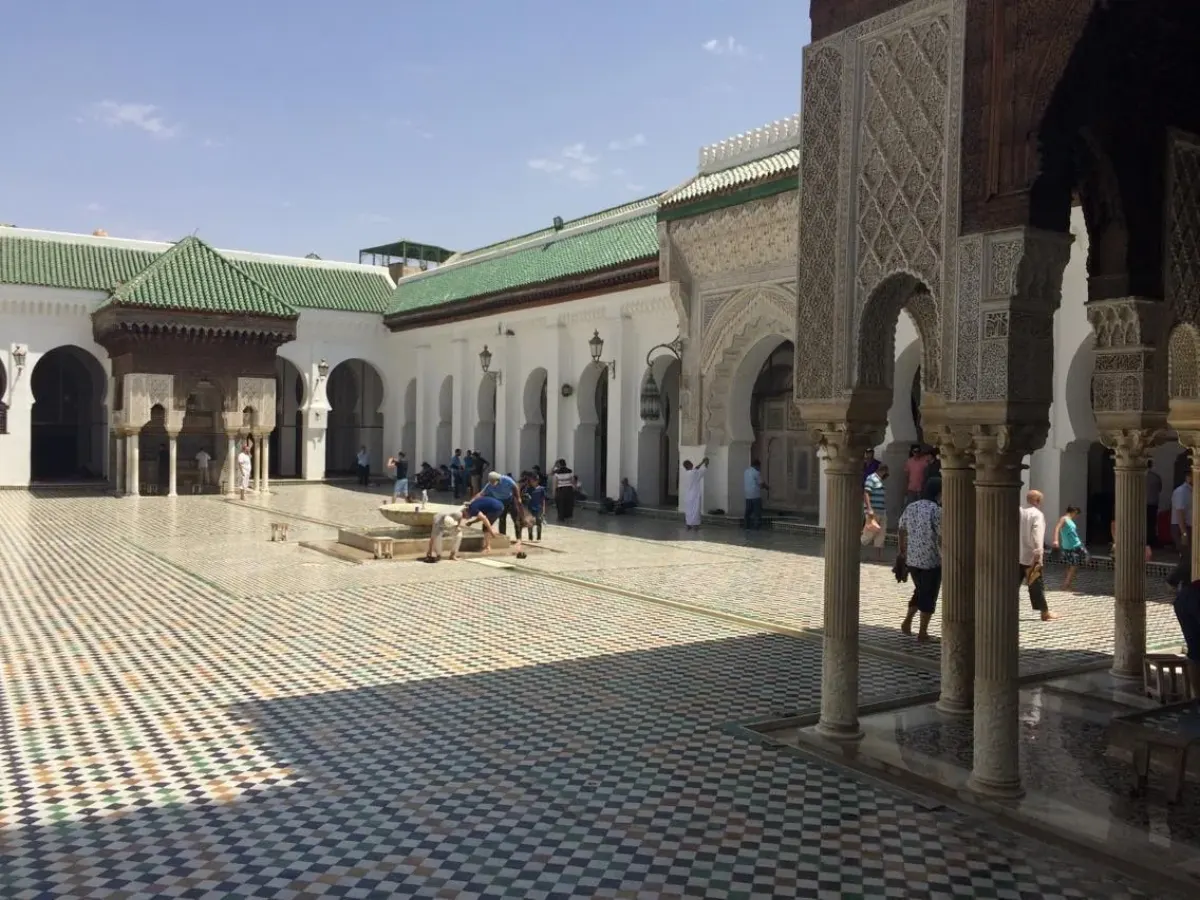 La cour un jour ordinaire, autour du bassin des ablutions