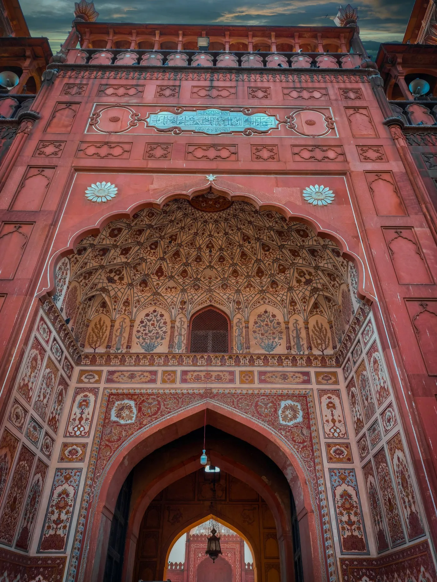 Le portail monumental de la mosquée Badshahi et son décor moghol