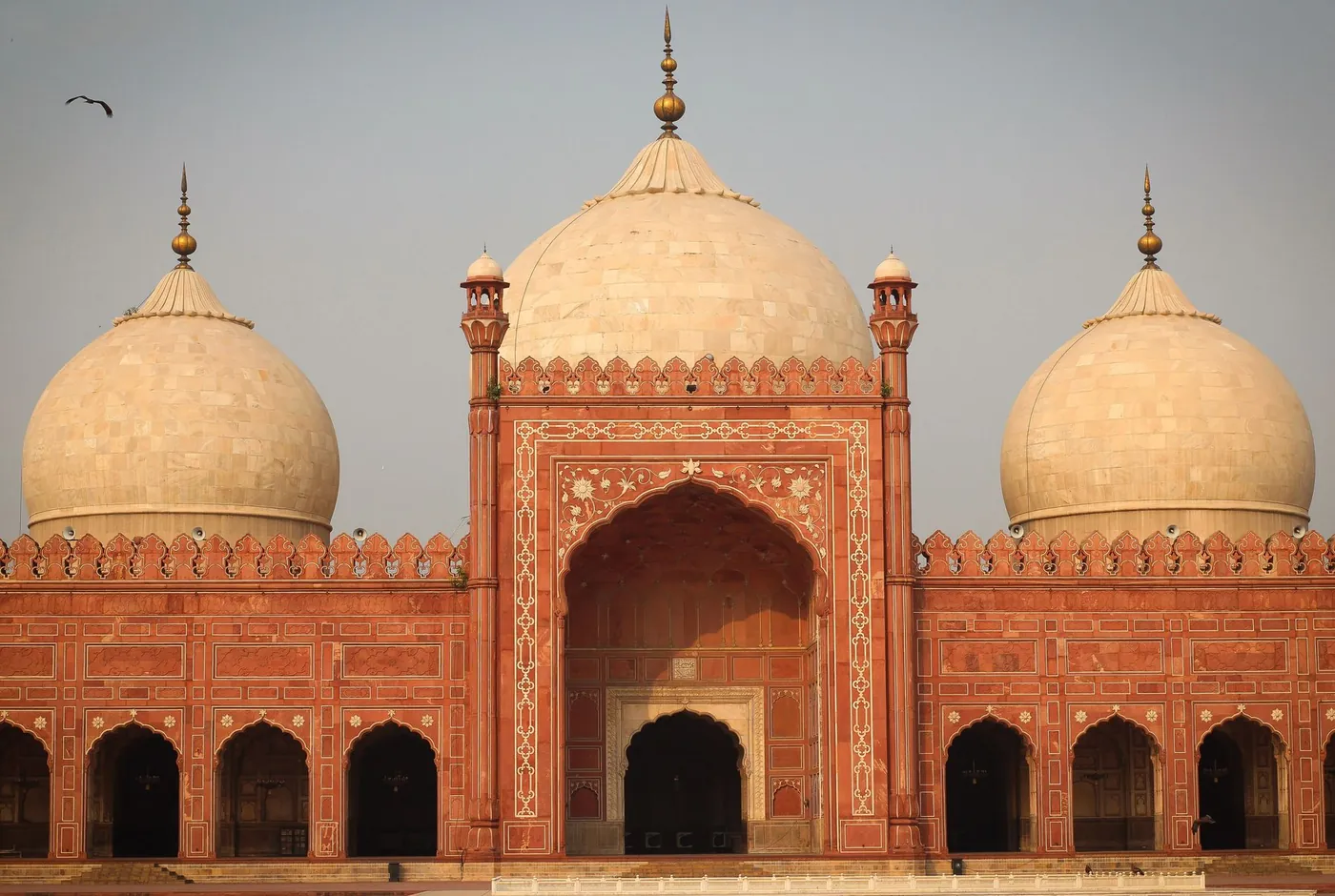 La salle de prière de la mosquée Badshahi et ses trois coupoles de marbre