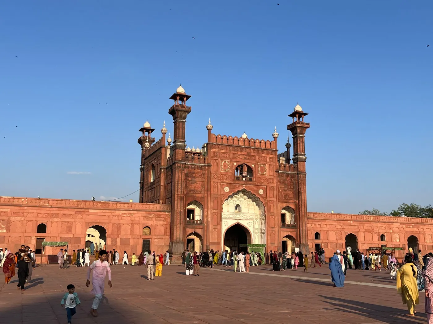 La façade de la mosquée Badshahi et la foule sur l'esplanade