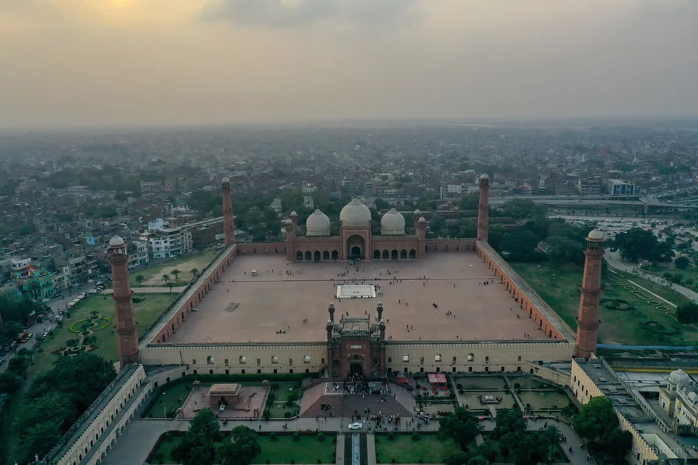 La mosquée Badshahi et le fort de Lahore vus d'avion