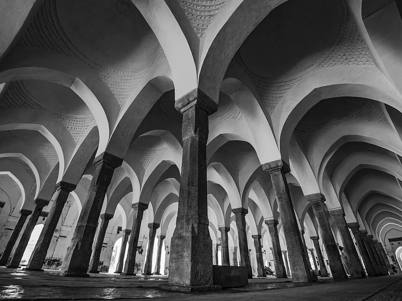 Les piliers et les voûtes de la salle de prière