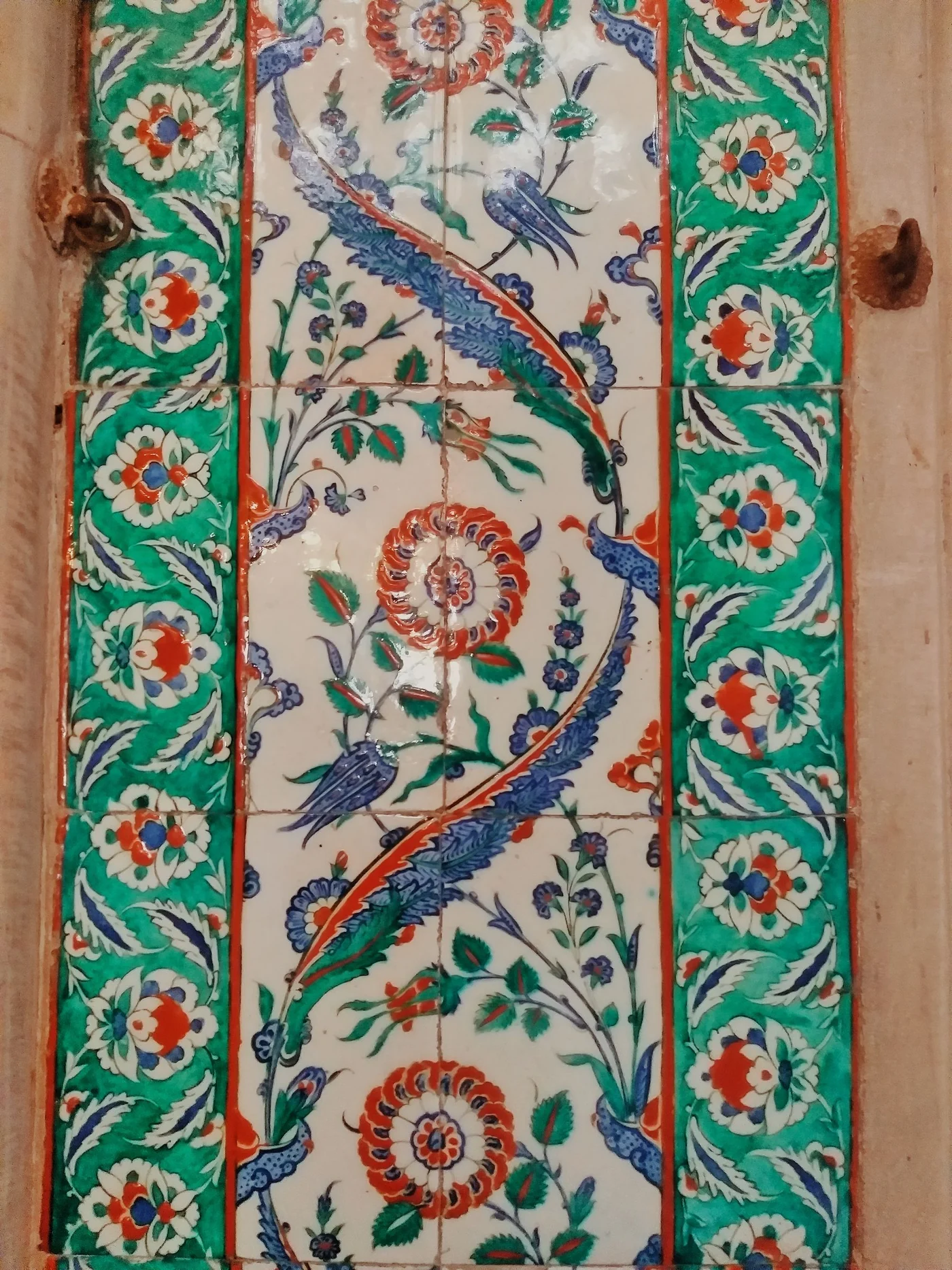 Un carreau d'Iznik à motifs floraux