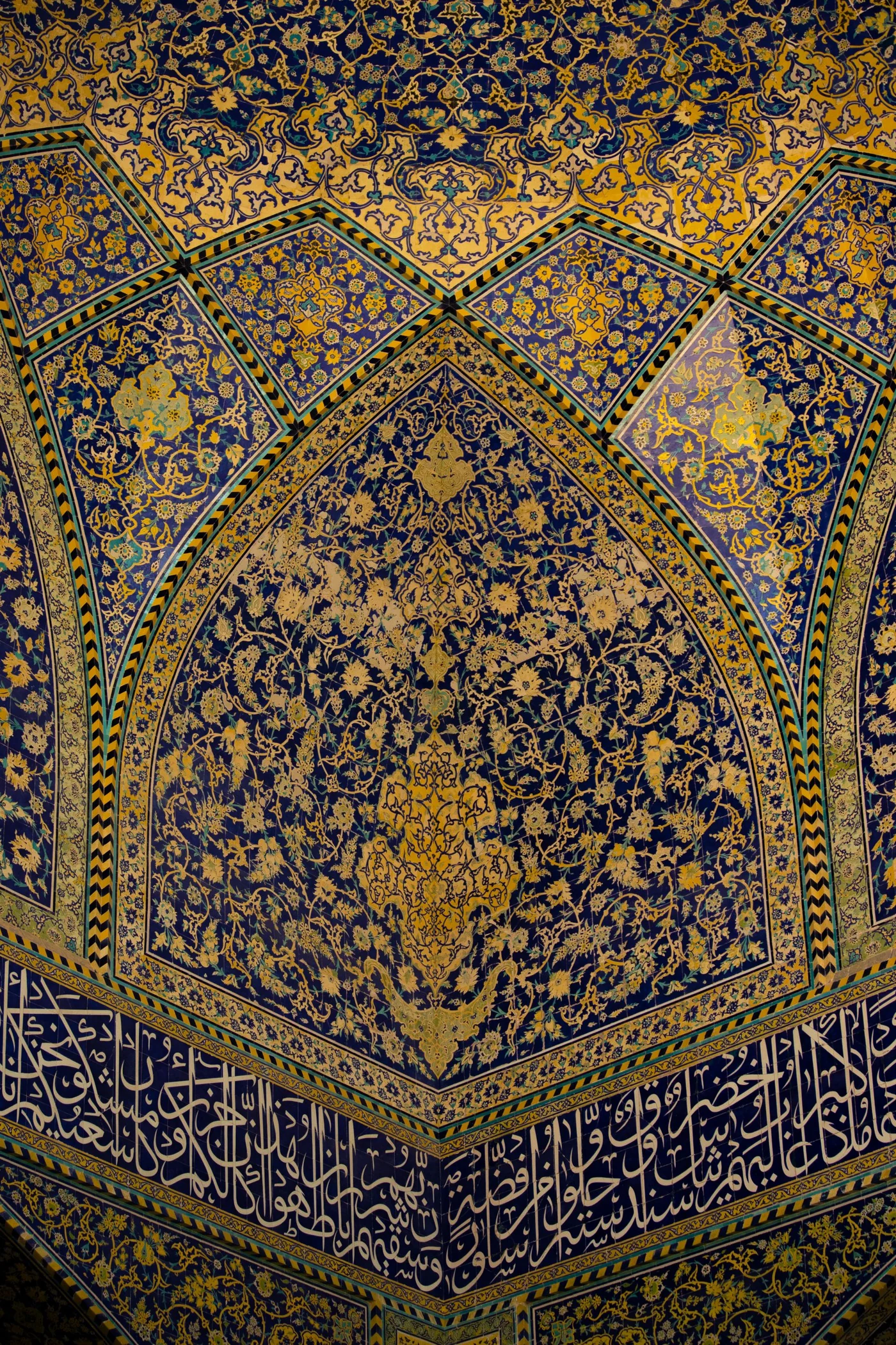 Un plafond bleu et or d'une mosquée iranienne