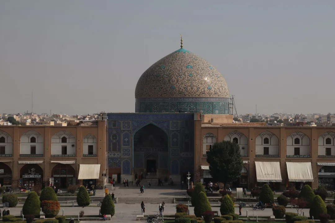 La mosquée Cheikh Lotfollah sur le côté est de la place