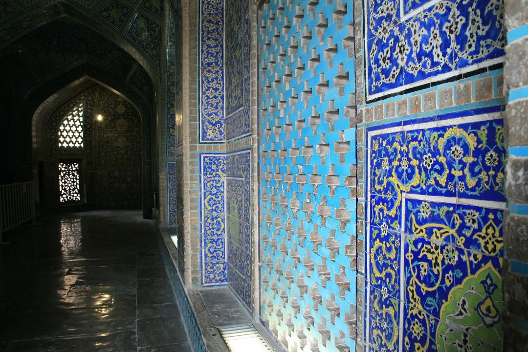 Un passage intérieur, carrelé et sombre