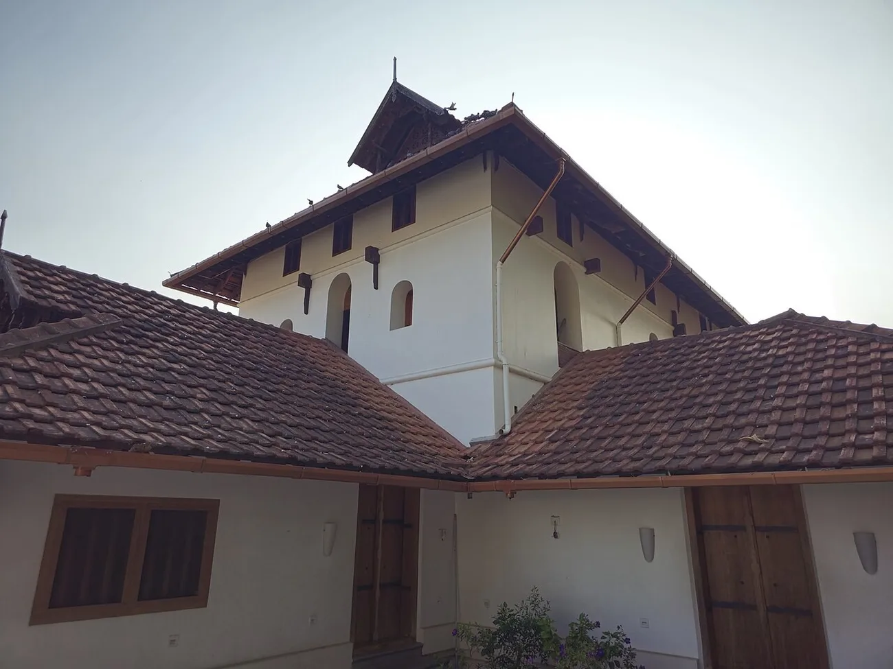 Le toit de tuiles, sans dôme ni minaret