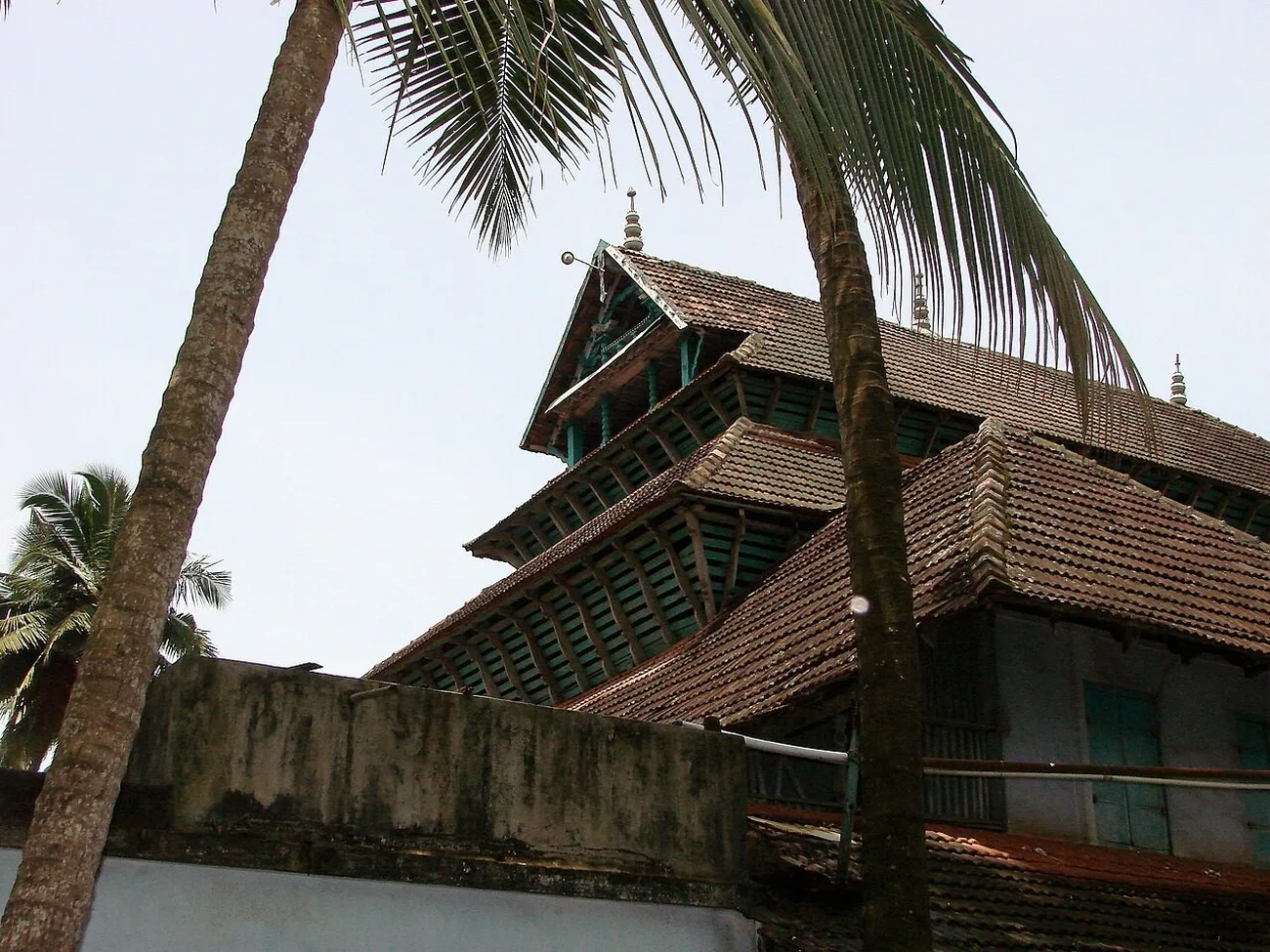 La charpente étagée de la mosquée Mithqalpalli, à Kozhikode