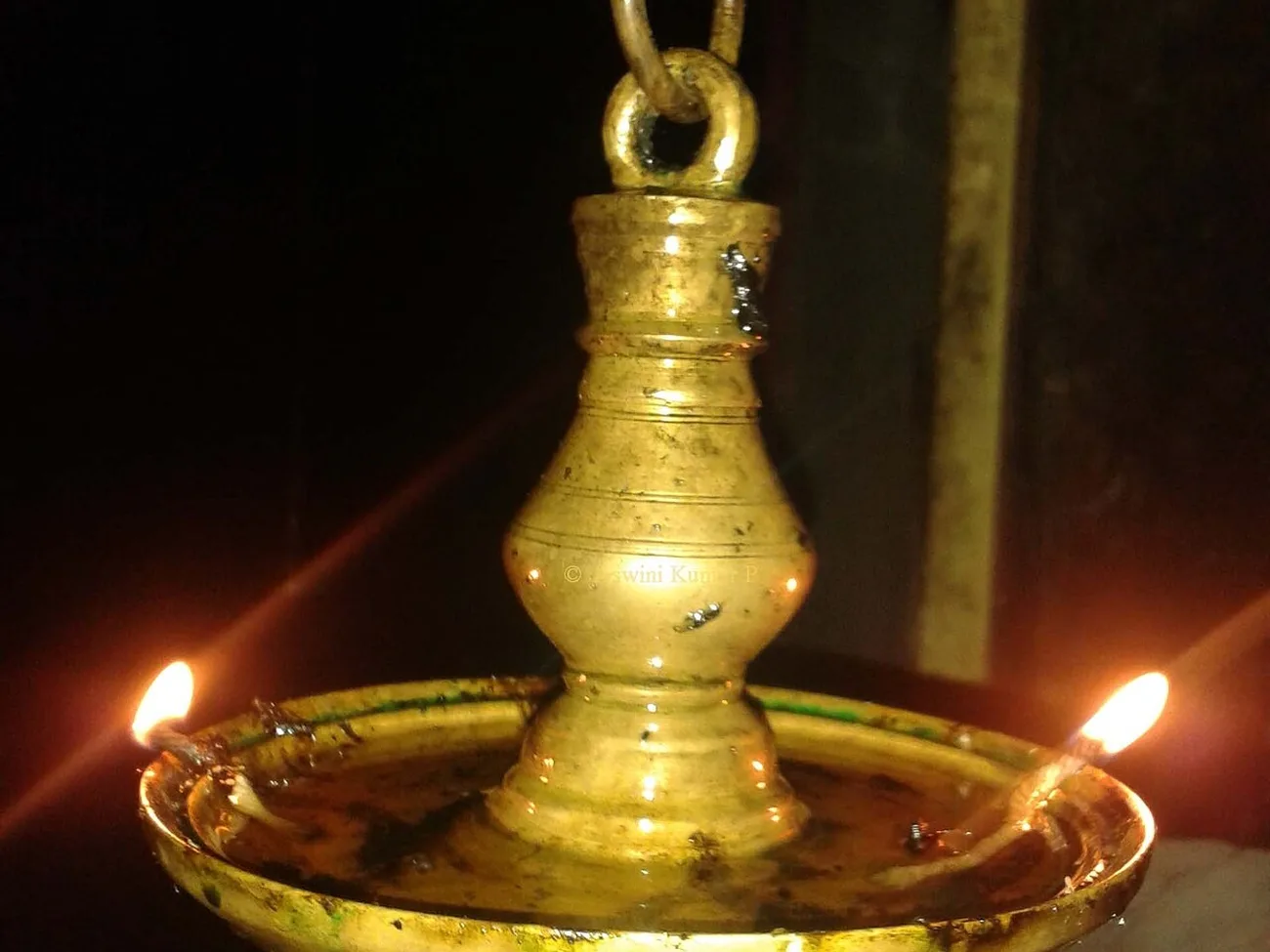 Une lampe à huile de laiton suspendue, du type en usage au Kerala