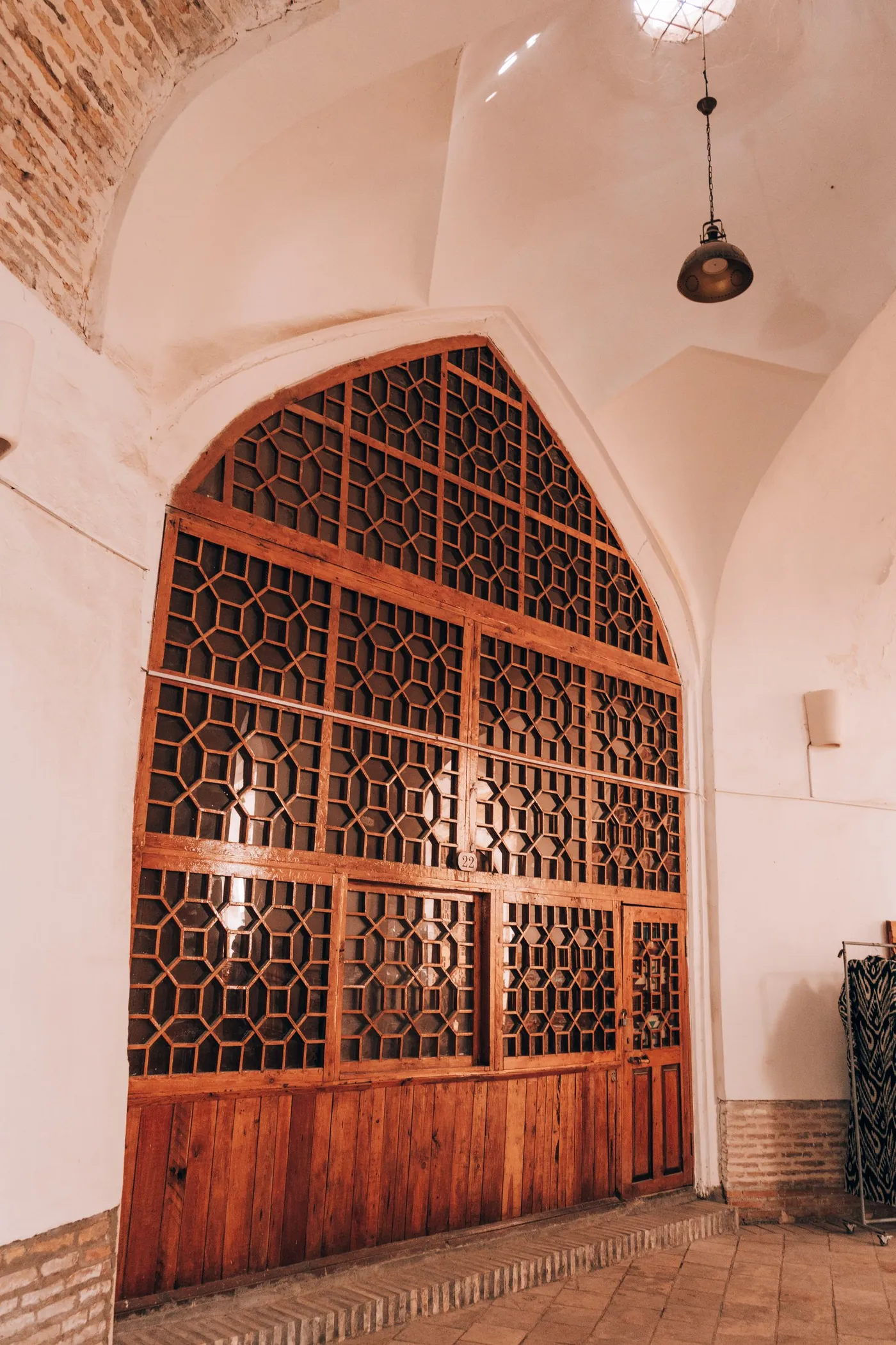 Un claustra de bois dans une galerie, à Boukhara