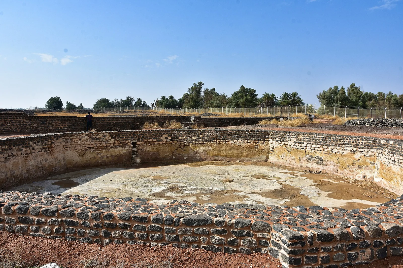La grande citerne circulaire de Fayd, station médiane du Darb Zubayda