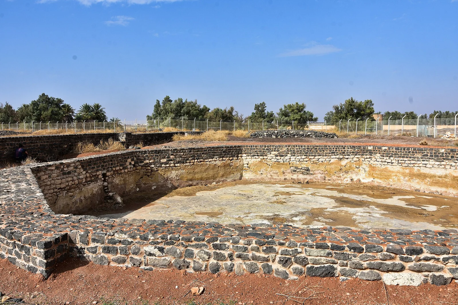 Vue rapprochée de la citerne circulaire de Fayd