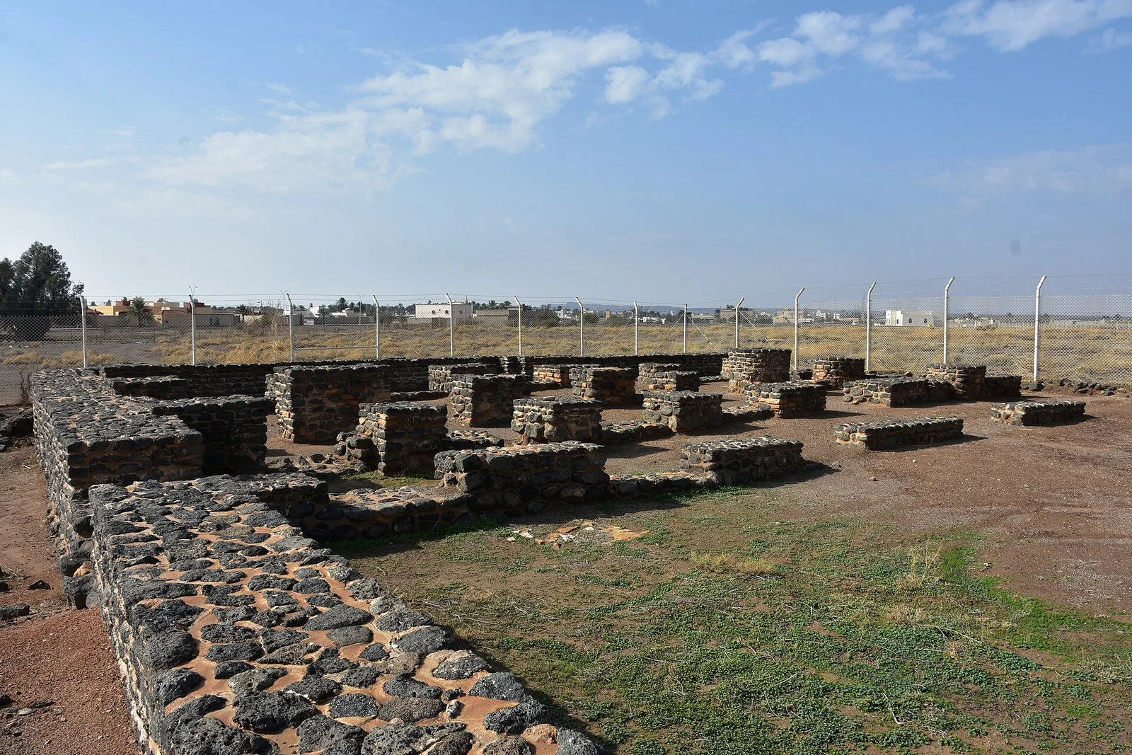 Les vestiges de la mosquée de la station de Fayd