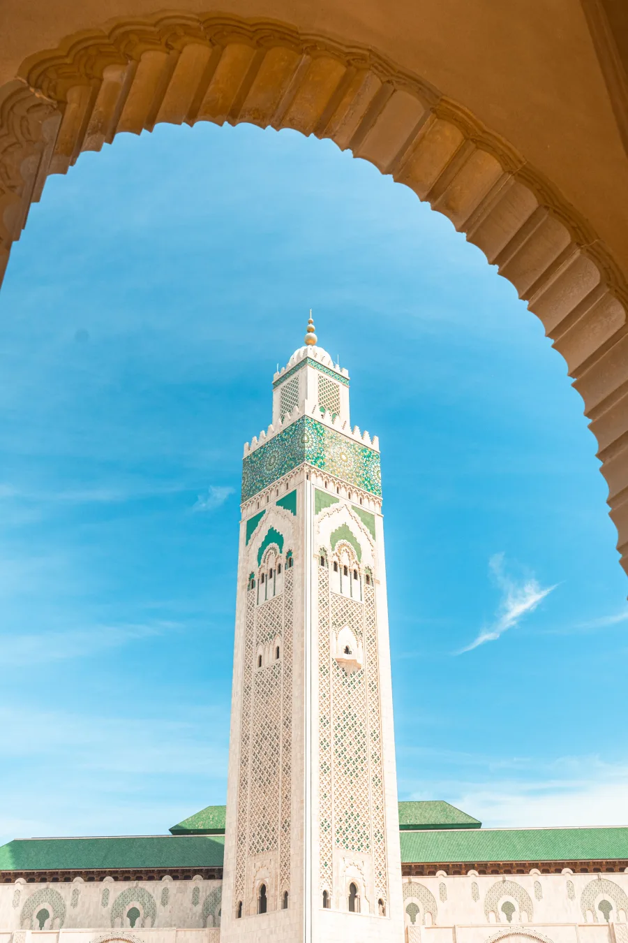 Le minaret de la mosquée Hassan II encadré par une arche, Casablanca