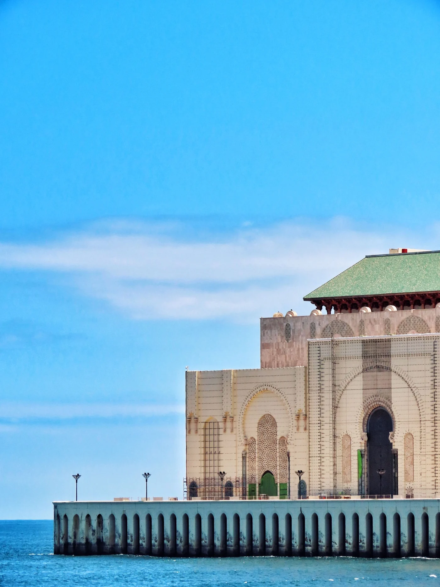 La mosquée Hassan II vue depuis le bord de mer, à Casablanca