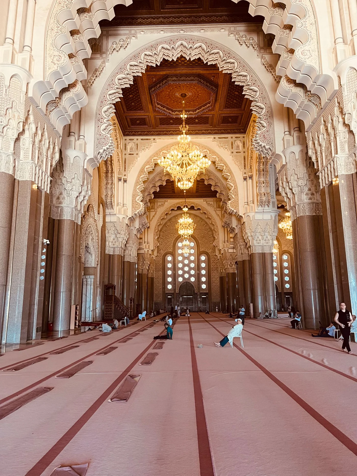 La salle de prière de la mosquée Hassan II, ses colonnes et ses lustres