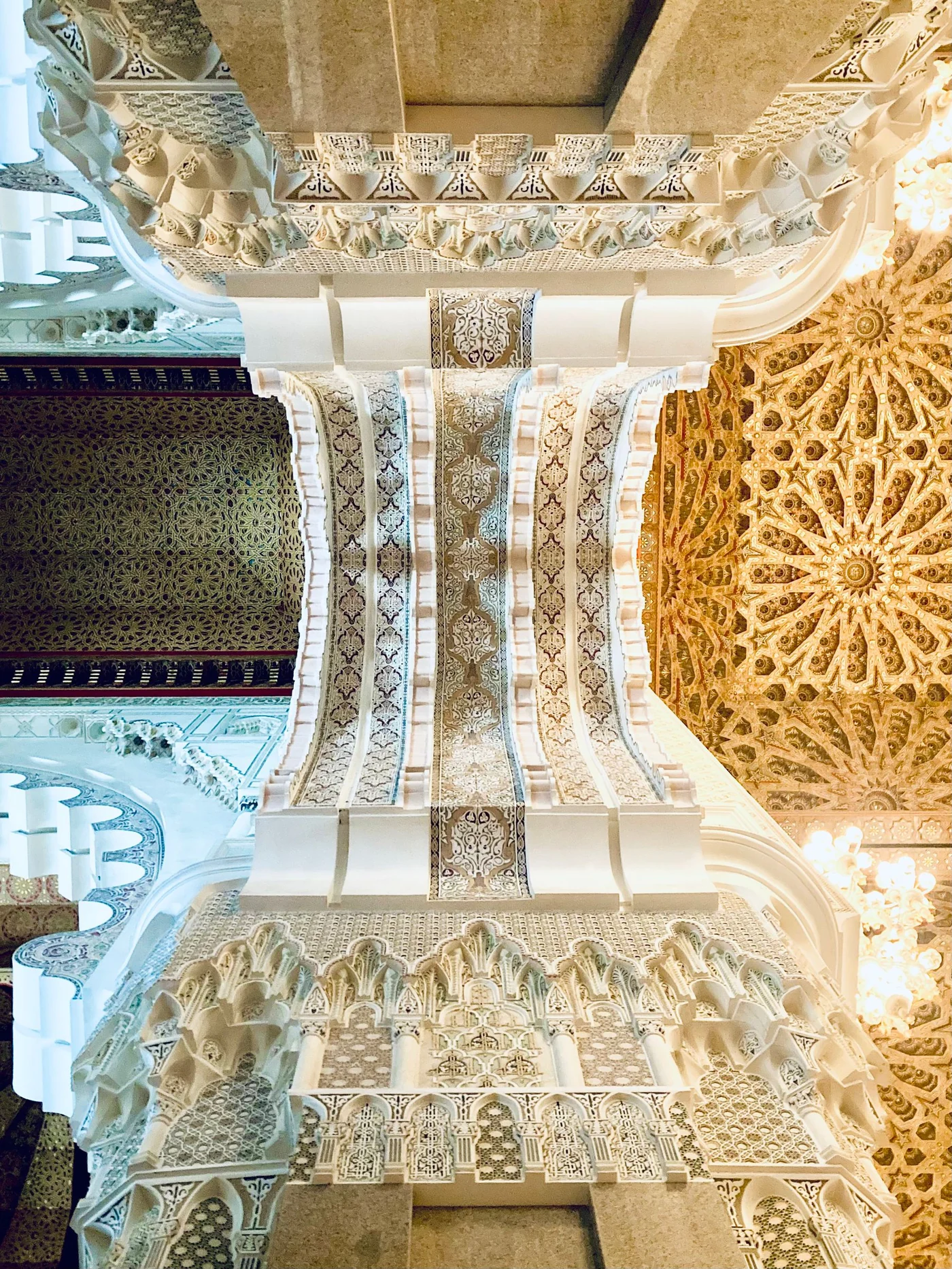 Le plafond de la salle de prière de la mosquée Hassan II