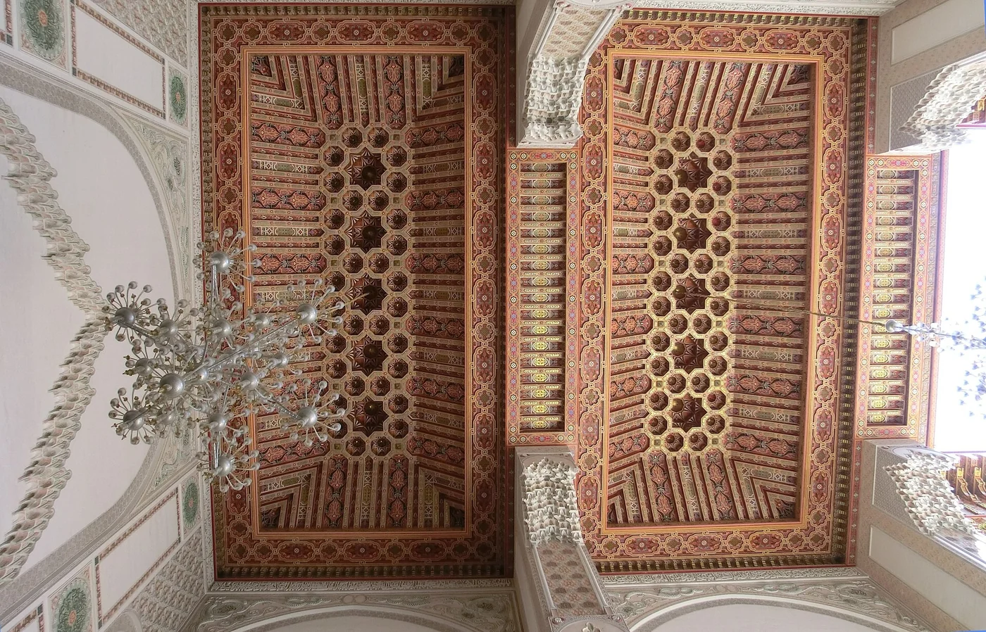 Le plafond de bois ouvragé de la mosquée Hassan II, vu d'en dessous
