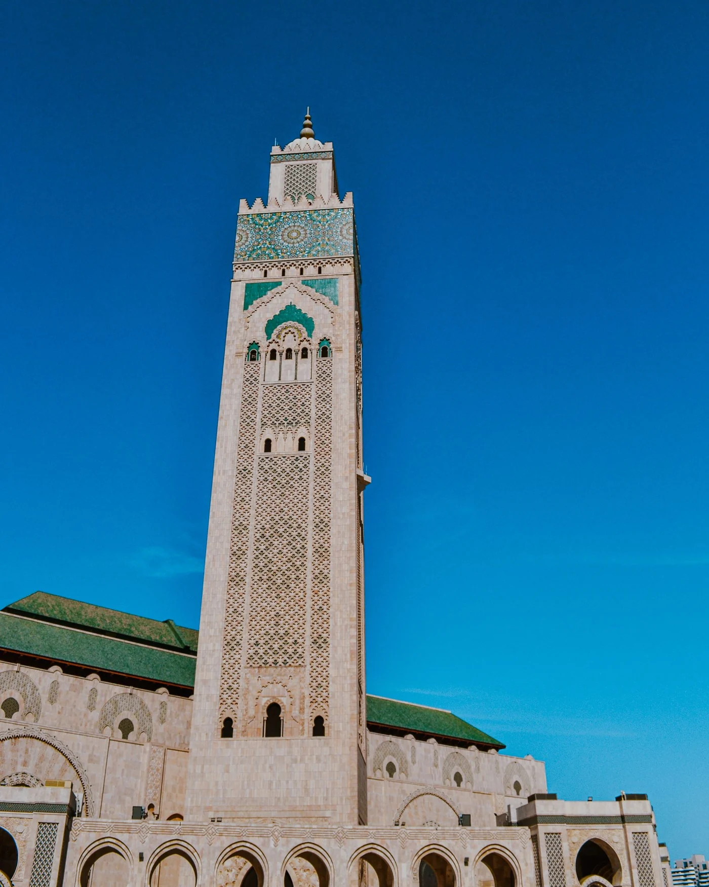 Le décor du minaret de la mosquée Hassan II et ses tuiles vertes