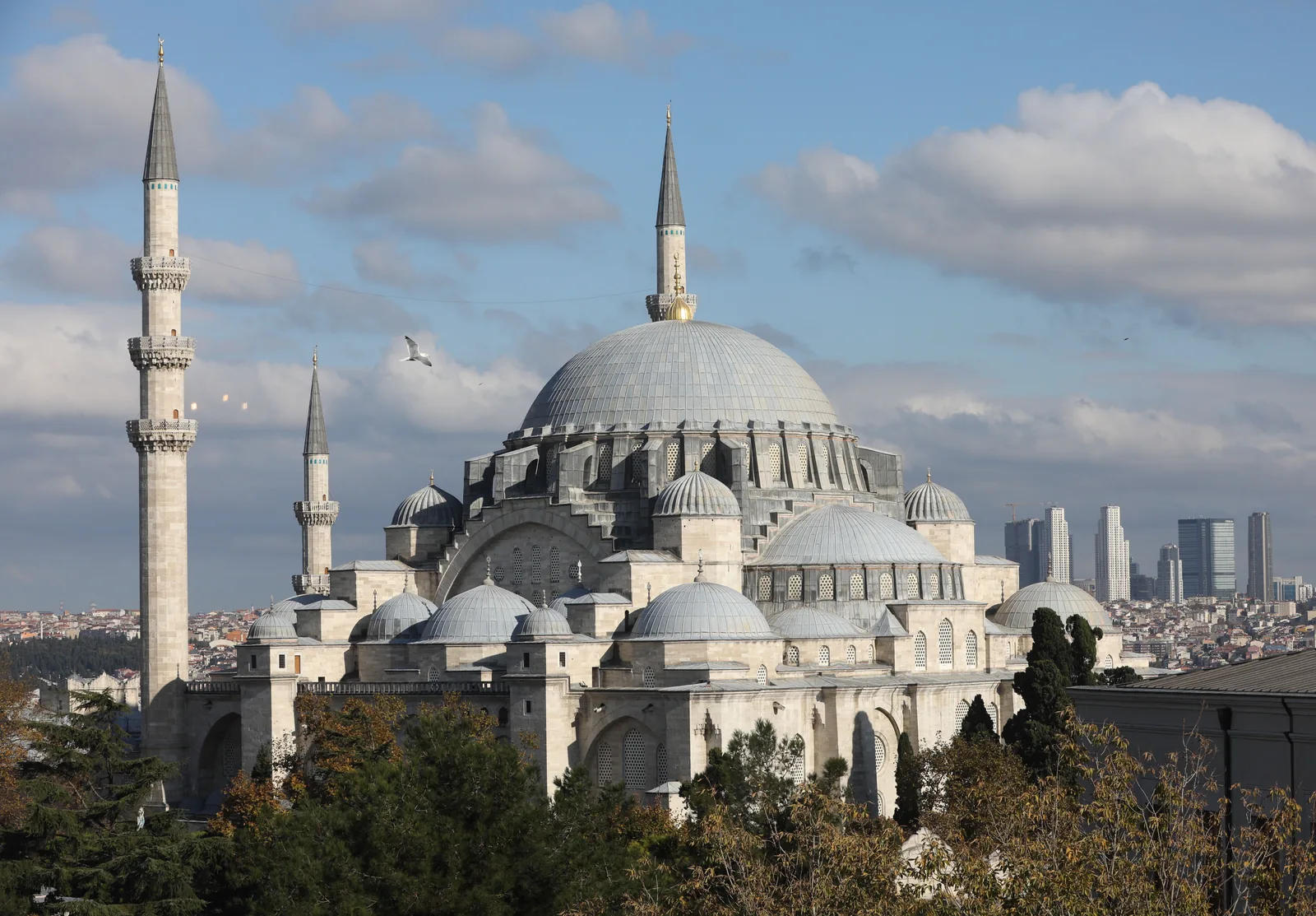 Coupoles et minarets de la mosquée Süleymaniye vus de l'extérieur